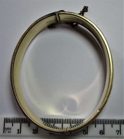 1/5th L & Co 9CT GOLD METAL CORE BANGLE WITH SAFETY CHAIN 22 grams - RAKJ/52