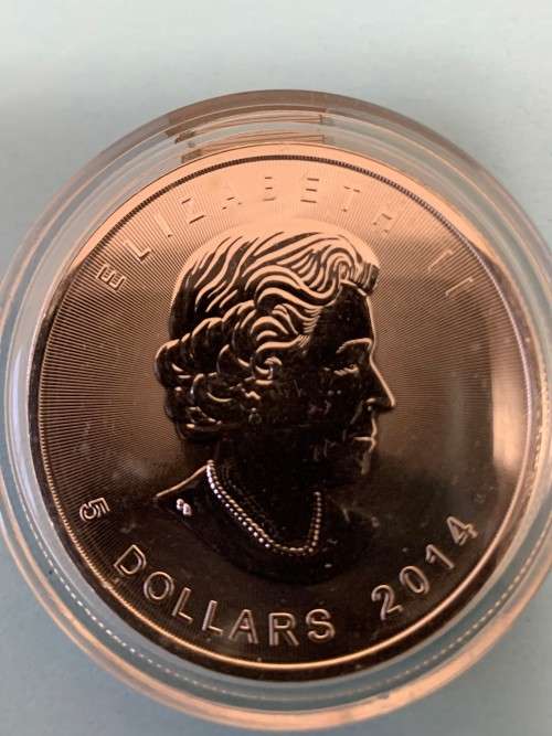 (  QUITE RARE  )  2014    CANADIAN MAPLE LEAF   1oz   .999.9%    .PURE SOLID SILVER
