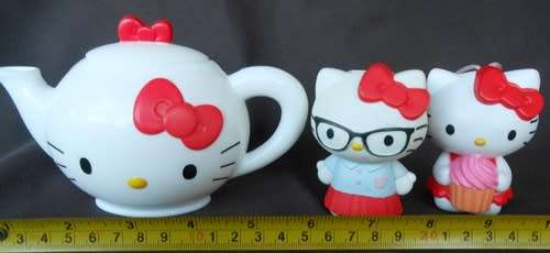 Collectable Hello Kitty -  LOT of 2 mini figures and a teapot