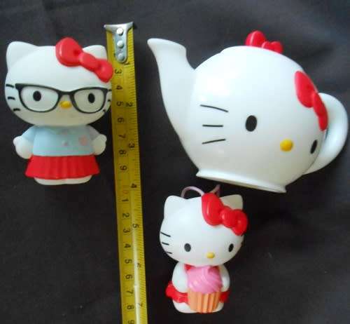 Collectable Hello Kitty -  LOT of 2 mini figures and a teapot