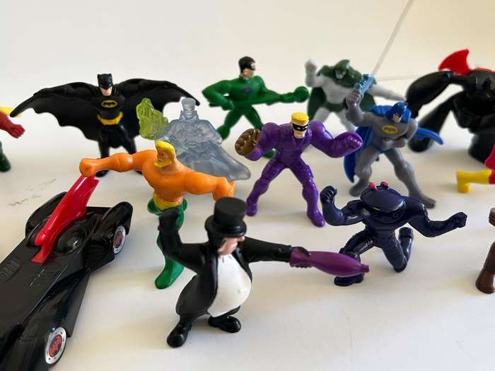 BATMAN THE BRAVE & the BOLD McDonalds lot of 19 minifigure series