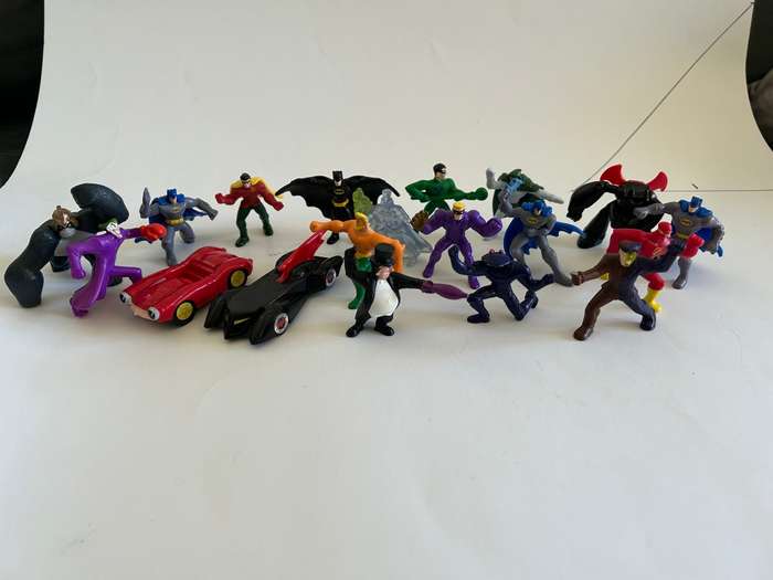 BATMAN THE BRAVE & the BOLD McDonalds lot of 19 minifigure series