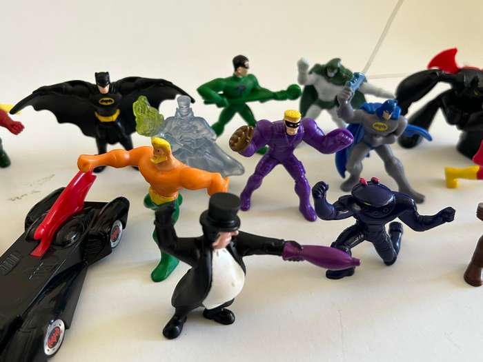 BATMAN THE BRAVE & the BOLD McDonalds lot of 19 minifigure series