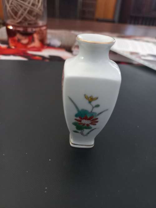 Small imari vase vintage