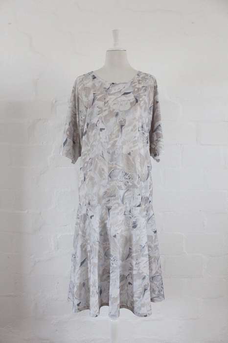 *FLASH SALE - 50% OFF!* VINTAGE WHITE LEAF PRINT DROP WAIST DAY DRESS - SIZE 20