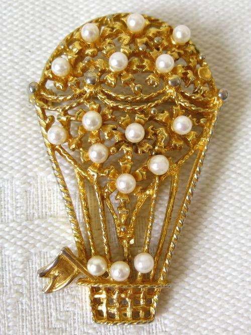 VINTAGE GOLD PLATED FAUX PEARL HOT AIR BALLOON BROOCH