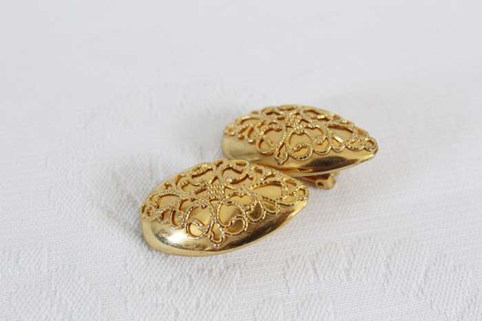 VINTAGE GOLD PLATED CHUNKY FILIGREE CLIP-ON EARRINGS