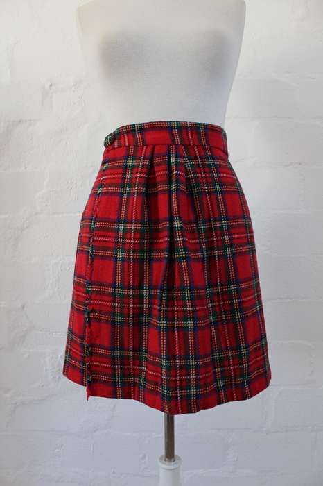 VINTAGE TARTAN PLAID PRINT RED WRAP SKIRT - SIZE 8