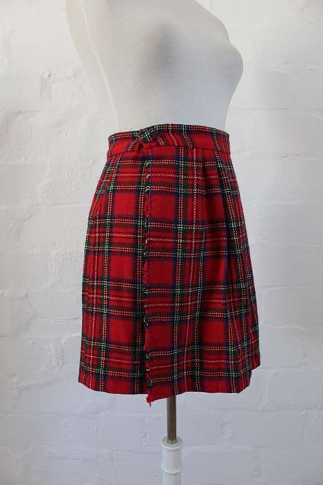 VINTAGE TARTAN PLAID PRINT RED WRAP SKIRT - SIZE 8