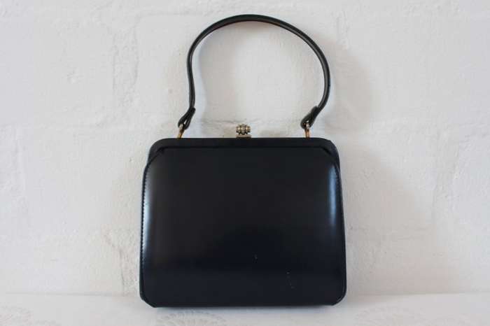 VINTAGE NAVY BLUE KELLY STYLE VINYL SMALL HANDBAG BAG