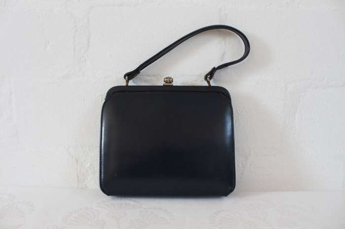VINTAGE NAVY BLUE KELLY STYLE VINYL SMALL HANDBAG BAG