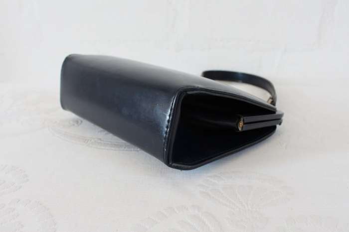 VINTAGE NAVY BLUE KELLY STYLE VINYL SMALL HANDBAG BAG