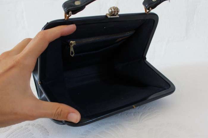VINTAGE NAVY BLUE KELLY STYLE VINYL SMALL HANDBAG BAG