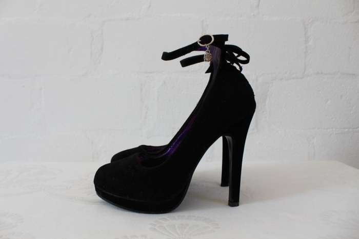BLACK SUEDE ANKLE STRAP PLATFORM HIGH HEELS SHOES - SIZE 5