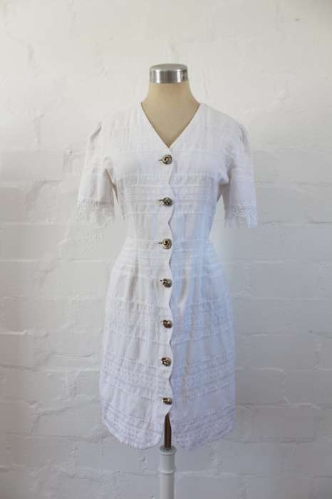 VINTAGE WHITE EMBROIDERED BUTTON DOWN FITTED DRESS - SIZE 10