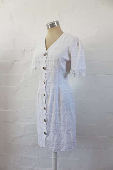 VINTAGE WHITE EMBROIDERED BUTTON DOWN FITTED DRESS - SIZE 10