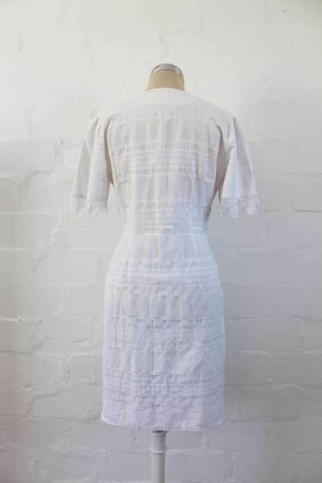 VINTAGE WHITE EMBROIDERED BUTTON DOWN FITTED DRESS - SIZE 10
