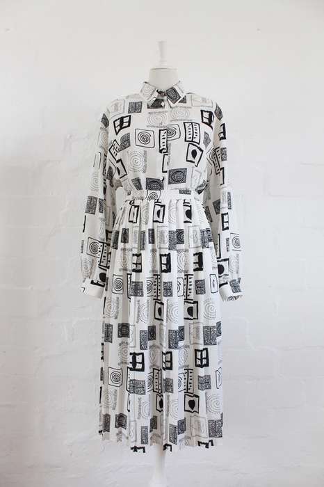 VINTAGE TWO PIECE BLACK WHITE PRINTED PLEATED SKIRT TOP SET - SIZE 22