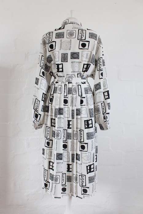 VINTAGE TWO PIECE BLACK WHITE PRINTED PLEATED SKIRT TOP SET - SIZE 22