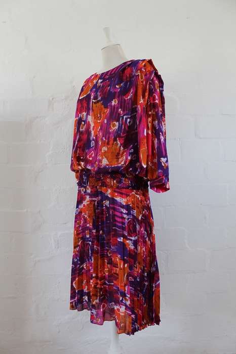 *FLASH SALE - 50% OFF!* VINTAGE TWO PIECE ORANGE PINK PRINTED PLEATED SKIRT TOP SET - SIZE 22
