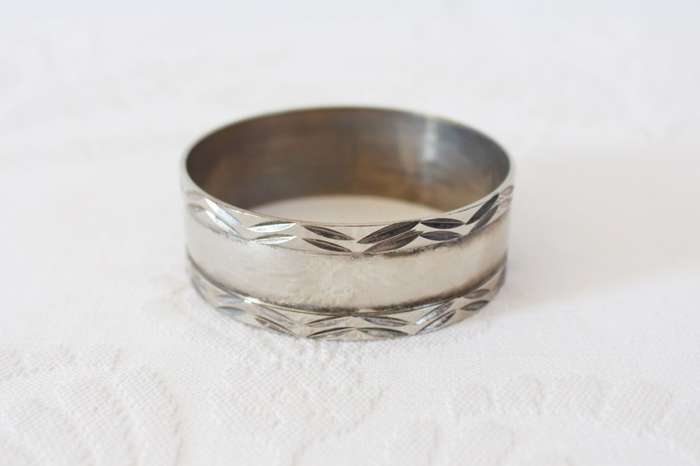VINTAGE SILVER TONE ETCHED BRACELET BANGLE