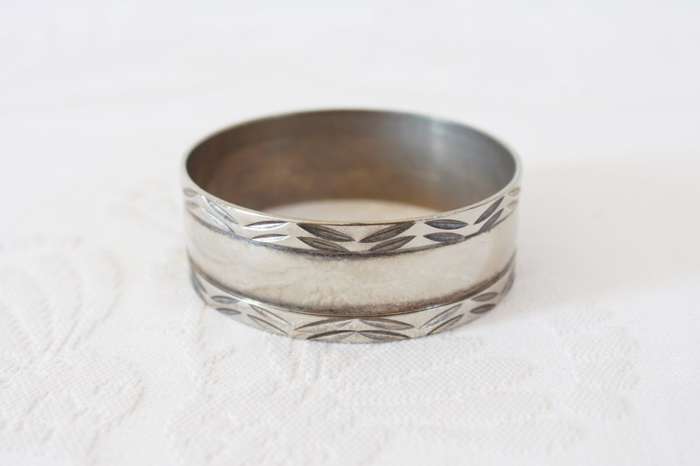 VINTAGE SILVER TONE ETCHED BRACELET BANGLE
