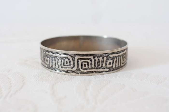 VINTAGE SILVER TONE TRIBAL ETCHED BRACELET BANGLE