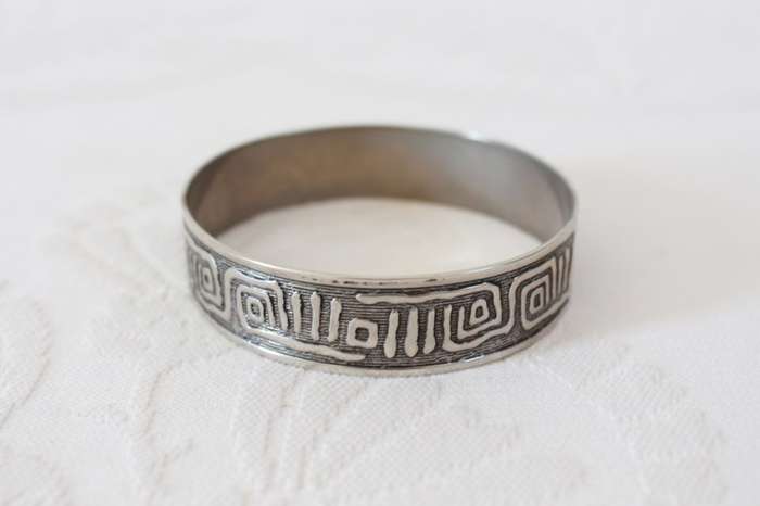 VINTAGE SILVER TONE TRIBAL ETCHED BRACELET BANGLE