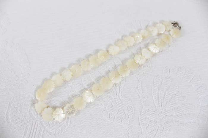 VINTAGE MOTHER OF PEARL SHELL FLOWER BEADED NECKLACE CHOKER