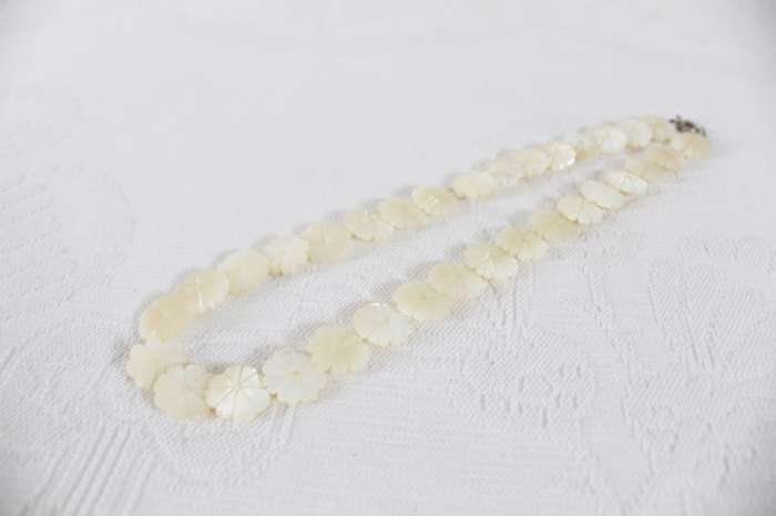 VINTAGE MOTHER OF PEARL SHELL FLOWER BEADED NECKLACE CHOKER