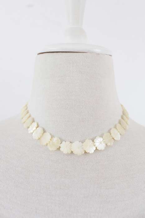VINTAGE MOTHER OF PEARL SHELL FLOWER BEADED NECKLACE CHOKER