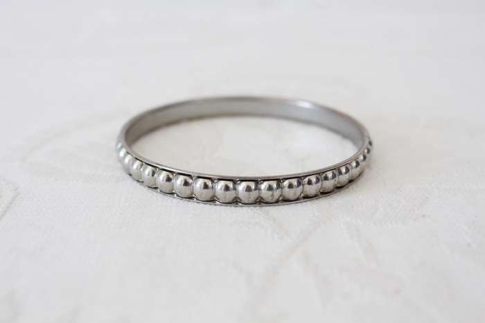 VINTAGE SILVER TONE EMBOSSED THIN BANGLE BRACELET