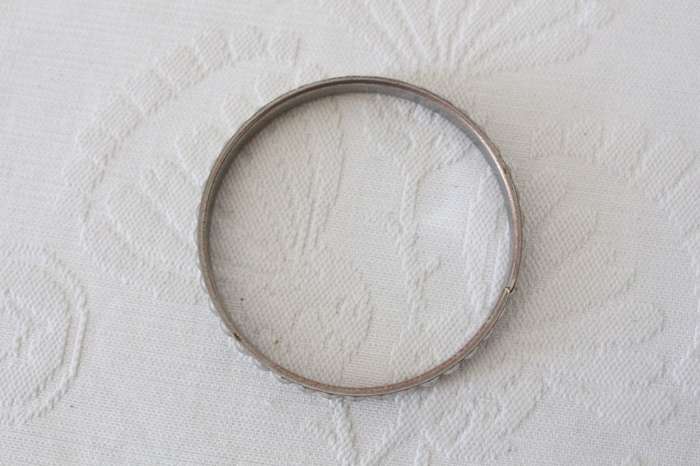 VINTAGE SILVER TONE EMBOSSED THIN BANGLE BRACELET