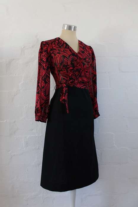 VINTAGE BLACK RED LONG SLEEVE TIE WAIST COCKTAIL DRESS - SIZE 10