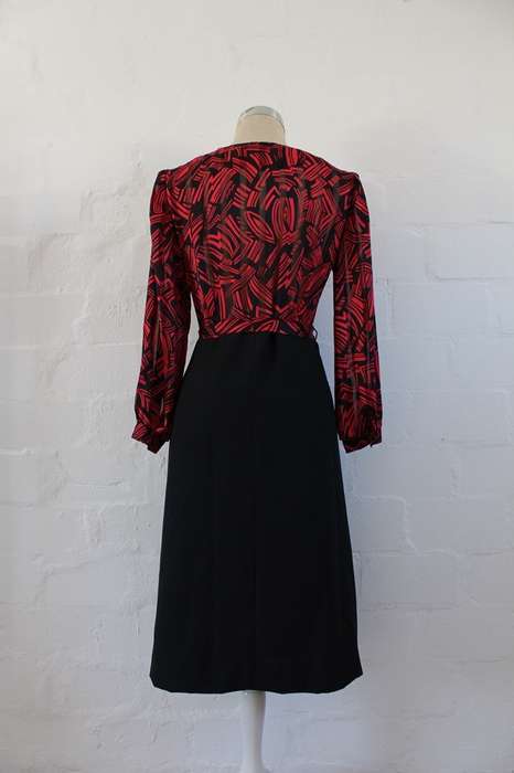 VINTAGE BLACK RED LONG SLEEVE TIE WAIST COCKTAIL DRESS - SIZE 10