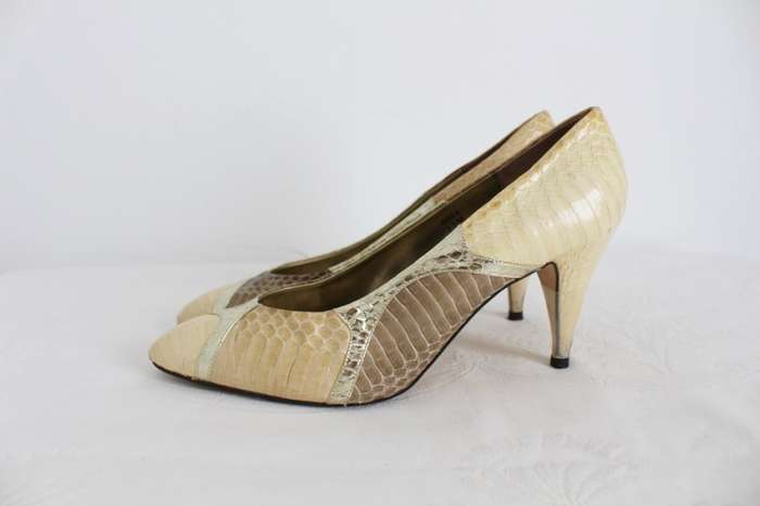 *J RENEE* DESIGNER GENUINE SNAKE SKIN CREAM GOLD HEELS SHOES - SIZE 8