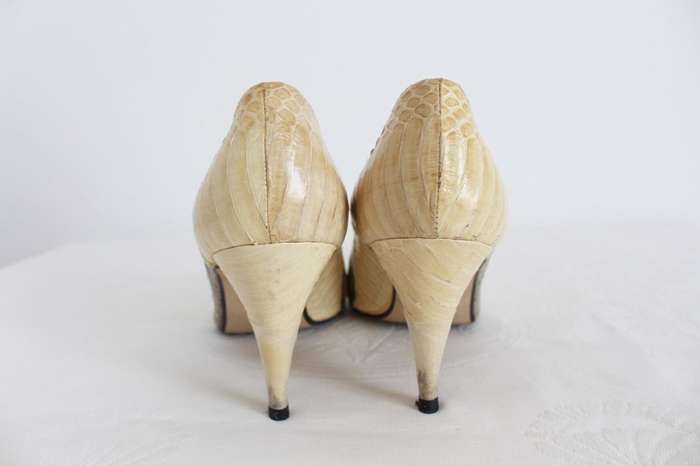 *J RENEE* DESIGNER GENUINE SNAKE SKIN CREAM GOLD HEELS SHOES - SIZE 8