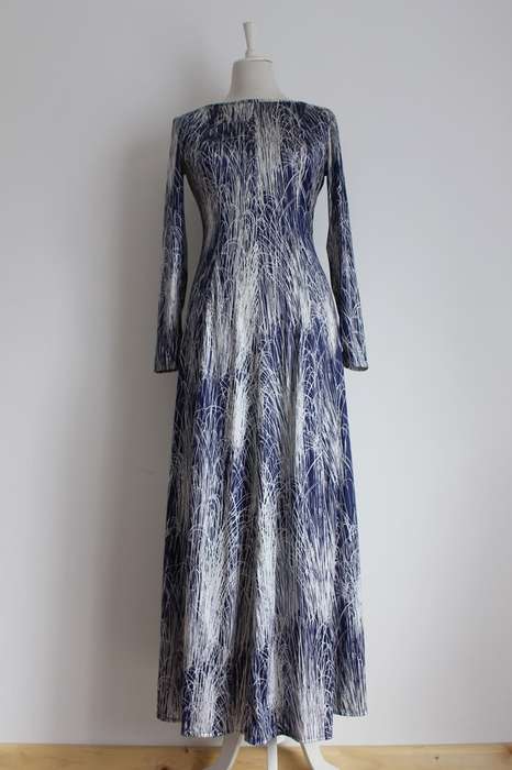 VINTAGE OPEN BACK BLUE WHITE PRINTED LONG SLEEVE MAXI DRESS - SIZE 10