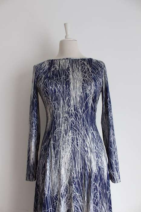 VINTAGE OPEN BACK BLUE WHITE PRINTED LONG SLEEVE MAXI DRESS - SIZE 10