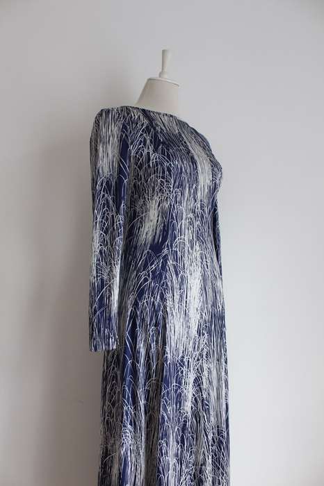 VINTAGE OPEN BACK BLUE WHITE PRINTED LONG SLEEVE MAXI DRESS - SIZE 10