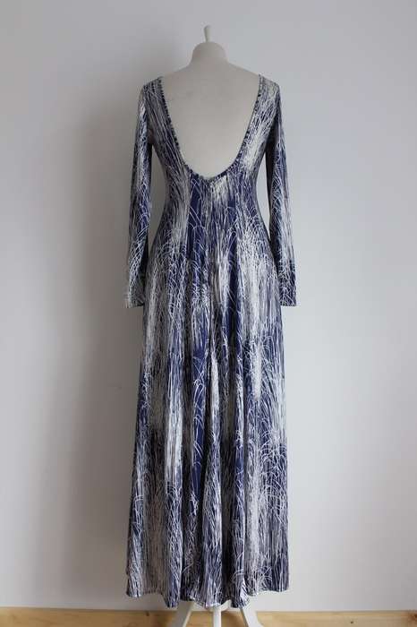 VINTAGE OPEN BACK BLUE WHITE PRINTED LONG SLEEVE MAXI DRESS - SIZE 10