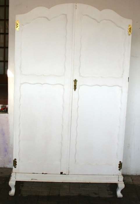 A EXQUISITE IMBUIA CUPBOARD FINISHED IN A SHABBY CHIC WHITE GORGEOUS CUPBOARD
