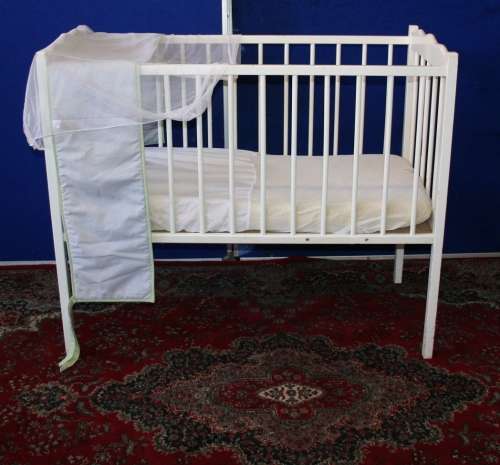 A STUNNING VINTAGE WHITE WOODEN COT - THEY MAKE BEAUTIFUL BENCHES TO!!