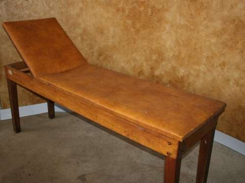 A AMAZING VINTAGE DOCTORS/THERAPY BED WITH A STUNNING WOODEN FRAME - THE BACK LIFTS UP TO LEVELS