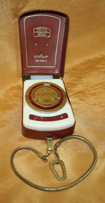Premium quality mid 1950's Zeiss Ikon Ikophot light meter.