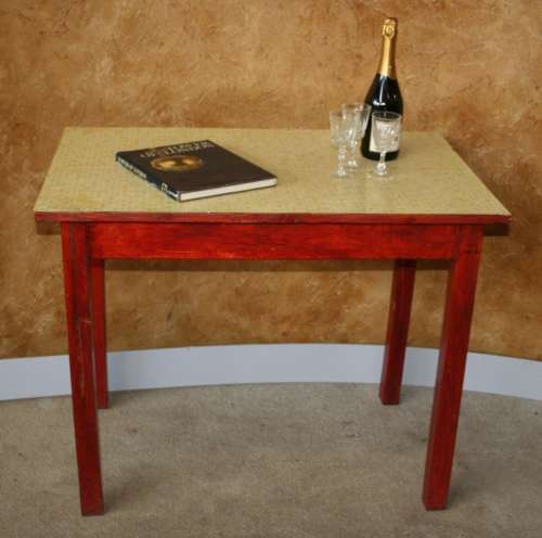 A AMAZING VINTAGE KITCHEN TABLE PERFECT FOR A SMALLER DINING AREA OR PATIO!!!