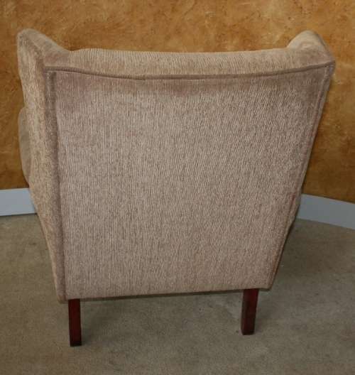 A STYLISH LARGE WING BACK CHAIR RESTING ON STUNNING QUEEN ANN LEGS FANTASTIC FURNITURE!!!!