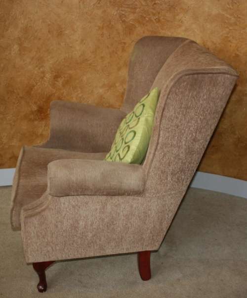 A STYLISH LARGE WING BACK CHAIR RESTING ON STUNNING QUEEN ANN LEGS FANTASTIC FURNITURE!!!!
