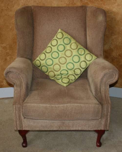 A STYLISH LARGE WING BACK CHAIR RESTING ON STUNNING QUEEN ANN LEGS FANTASTIC FURNITURE!!!!