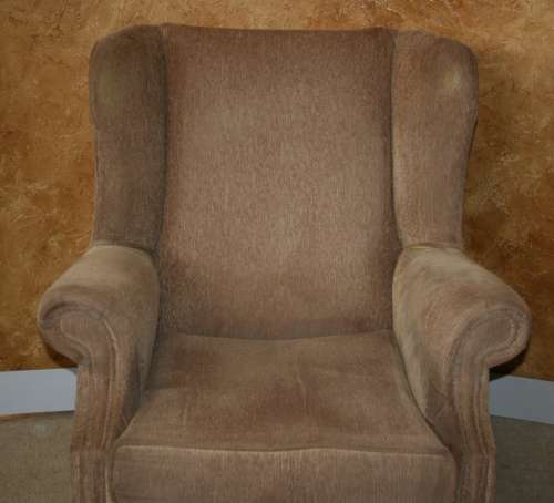 A STYLISH LARGE WING BACK CHAIR RESTING ON STUNNING QUEEN ANN LEGS FANTASTIC FURNITURE!!!!